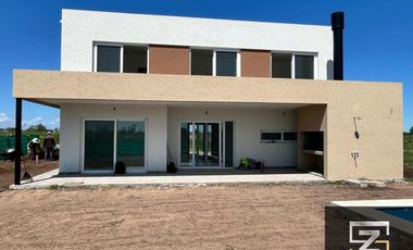 Casa en venta de 4 dormitorios c/ cochera en Santa Clara al Sur