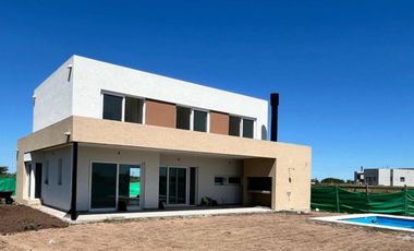Casa en venta de 4 dormitorios c/ cochera en Santa Clara al Sur