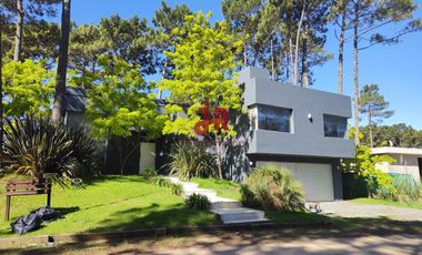 CODIGO 687 - 4 DORMITORIOS EN SUITE CON PILETA Y GARAGE - ZONA ALAMOS PINAMAR