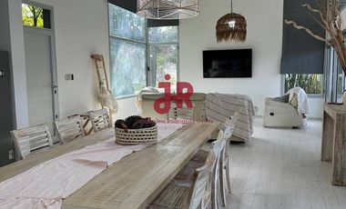 CODIGO 687 - 4 DORMITORIOS EN SUITE CON PILETA Y GARAGE - ZONA ALAMOS PINAMAR