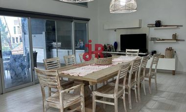 CODIGO 687 - 4 DORMITORIOS EN SUITE CON PILETA Y GARAGE - ZONA ALAMOS PINAMAR