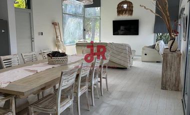 CODIGO 687 - 4 DORMITORIOS EN SUITE CON PILETA Y GARAGE - ZONA ALAMOS PINAMAR