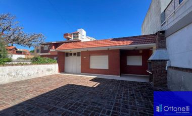 Casa en venta de 2 dormitorios c/ cochera en Costa Azul