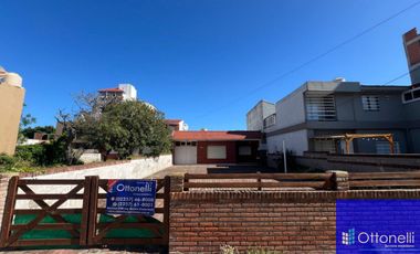 Casa en venta de 2 dormitorios c/ cochera en Costa Azul