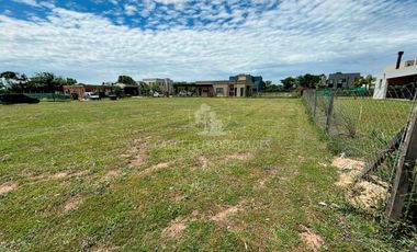 OPORTUNIDAD Increíble Lote en esquina Barrio Santa Lucia, Pilar del Este.