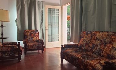 Casa en alquiler temporario de 2 dormitorios c/ cochera en San Lorenzo