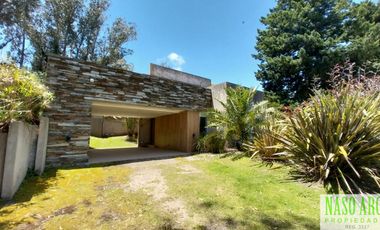 Moderno Chalet en vente en Sierra de los Padres. Gas natural conectado