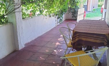 Casa en alquiler temporario de 2 dormitorios c/ cochera en San Lorenzo