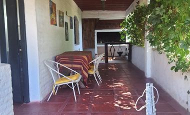 Casa en alquiler temporario de 2 dormitorios c/ cochera en San Lorenzo