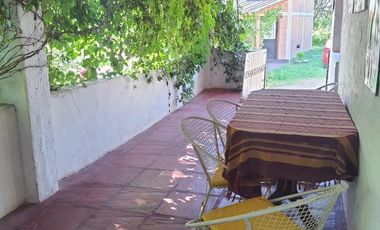 Casa en alquiler temporario de 2 dormitorios c/ cochera en San Lorenzo