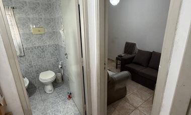 VENTA casa 3 ambientes con cochera, departamento, patio y casa al fondo con segundo patio