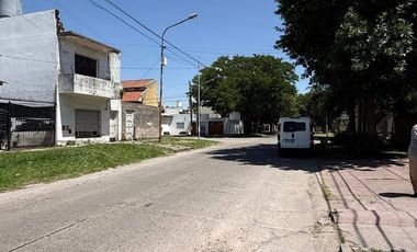 VENTA casa 3 ambientes con cochera, departamento, patio y casa al fondo con segundo patio