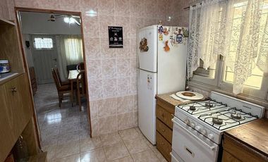 VENTA casa 3 ambientes con cochera, departamento, patio y casa al fondo con segundo patio