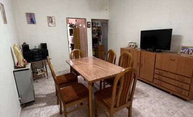 VENTA casa 3 ambientes con cochera, departamento, patio y casa al fondo con segundo patio