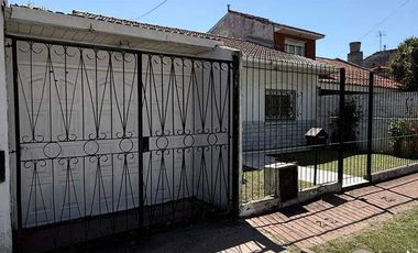 VENTA casa 3 ambientes con cochera, departamento, patio y casa al fondo con segundo patio