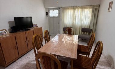 VENTA casa 3 ambientes con cochera, departamento, patio y casa al fondo con segundo patio