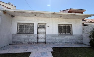 VENTA casa 3 ambientes con cochera, departamento, patio y casa al fondo con segundo patio