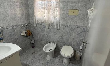 VENTA casa 3 ambientes con cochera, departamento, patio y casa al fondo con segundo patio