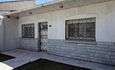 VENTA casa 3 ambientes con cochera, departamento, patio y casa al fondo con segundo patio