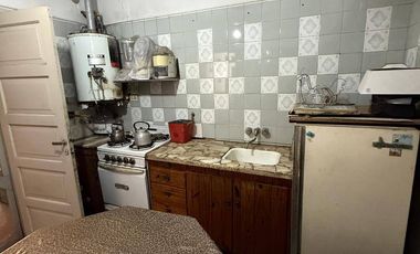 VENTA casa 3 ambientes con cochera, departamento, patio y casa al fondo con segundo patio