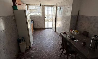 VENTA casa 3 ambientes con cochera, departamento, patio y casa al fondo con segundo patio