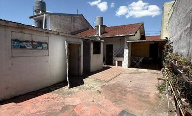 VENTA casa 3 ambientes con cochera, departamento, patio y casa al fondo con segundo patio