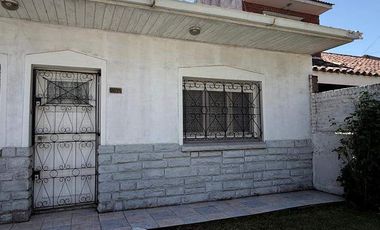 VENTA casa 3 ambientes con cochera, departamento, patio y casa al fondo con segundo patio