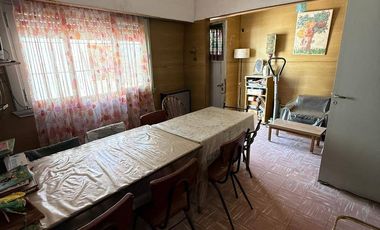 VENTA casa 3 ambientes con cochera, departamento, patio y casa al fondo con segundo patio