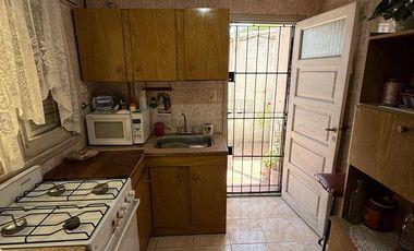 VENTA casa 3 ambientes con cochera, departamento, patio y casa al fondo con segundo patio