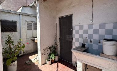 VENTA casa 3 ambientes con cochera, departamento, patio y casa al fondo con segundo patio