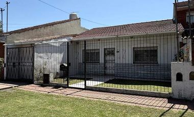 VENTA casa 3 ambientes con cochera, departamento, patio y casa al fondo con segundo patio