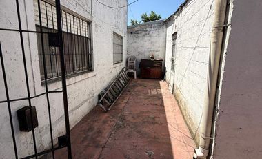 VENTA casa 3 ambientes con cochera, departamento, patio y casa al fondo con segundo patio