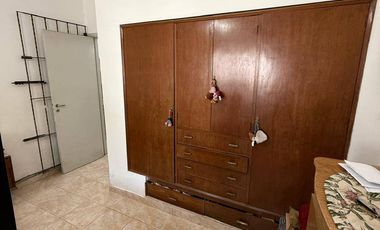 VENTA casa 3 ambientes con cochera, departamento, patio y casa al fondo con segundo patio