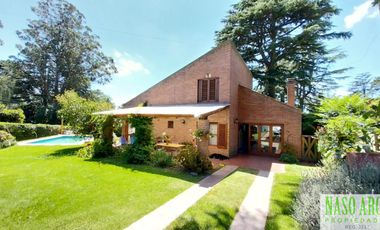Chalet en venta en Sierra de los Padres. Gas natural. A 3 cuadras de la entrada