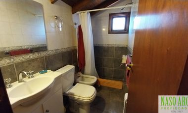 Chalet en venta en Sierra de los Padres. Gas natural. A 3 cuadras de la entrada