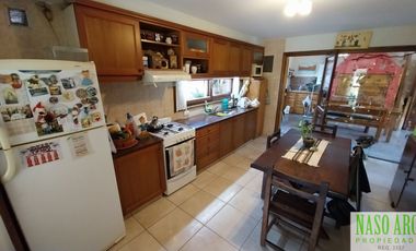 Chalet en venta en Sierra de los Padres. Gas natural. A 3 cuadras de la entrada
