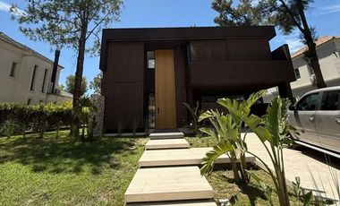 Casa en alquiler de 3 dormitorios c/ cochera en Canning
