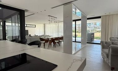 Casa en alquiler de 3 dormitorios c/ cochera en Canning