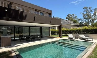 Casa en alquiler de 3 dormitorios c/ cochera en Canning