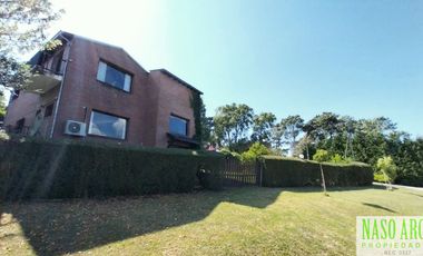 OPORTUNIDAD!!! Importante chalet en venta en Sierra de los Padres. Gas Natural