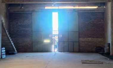 Galpón en alquiler de 430m2 ubicado en Barrio Fortunato de La Plaza