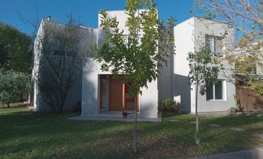 Casa en venta de 6 dormitorios c/ cochera en Rodeo de la Cruz