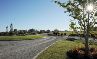 Club de Campo La Faustina, lote de 1200 m2 sobre el Lago.