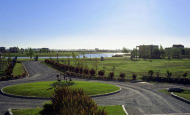 Club de Campo La Faustina, lote de 1200 m2 sobre el Lago.