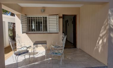 00090 Casa p/ 6 con amplio parque a mts del Rio y de plaza- con cochera