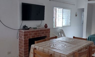 00090 Casa p/ 6 con amplio parque a mts del Rio y de plaza- con cochera