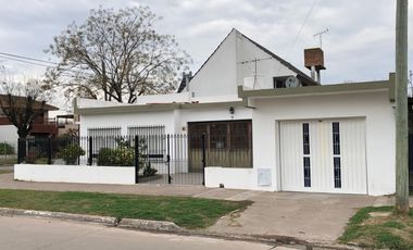 Casa en venta de 2 dormitorios c/ cochera en Pontevedra