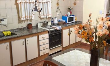 Casa en venta de 2 dormitorios c/ cochera en Pontevedra