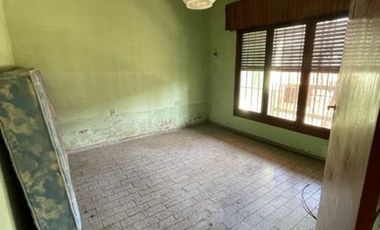 9 E/ 164 y 165 - CASA A DEMOLER (BERISSO)