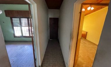 9 E/ 164 y 165 - CASA A DEMOLER (BERISSO)